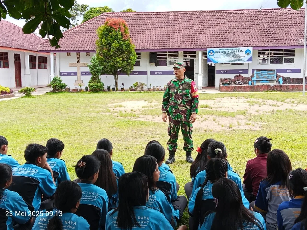Bangun Karakter Pelajar, Babinsa Koramil 14/Raya Bimbing Siswa SMK GKPS 1 Raya