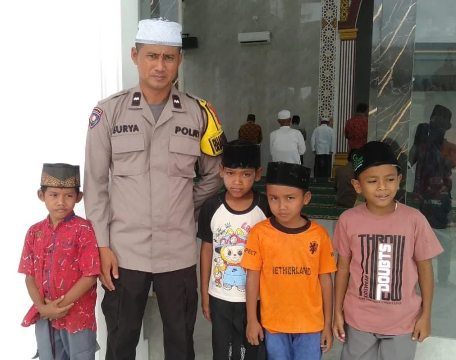 Bhabinkamtibmas Polsek Bosar Maligas Amankan Sholat Jumat di Masjid Jami’ Pekan Ujung Padang; Polres Simalungun Perkuat Komitmen Pelayanan Prima untuk Masyarakat