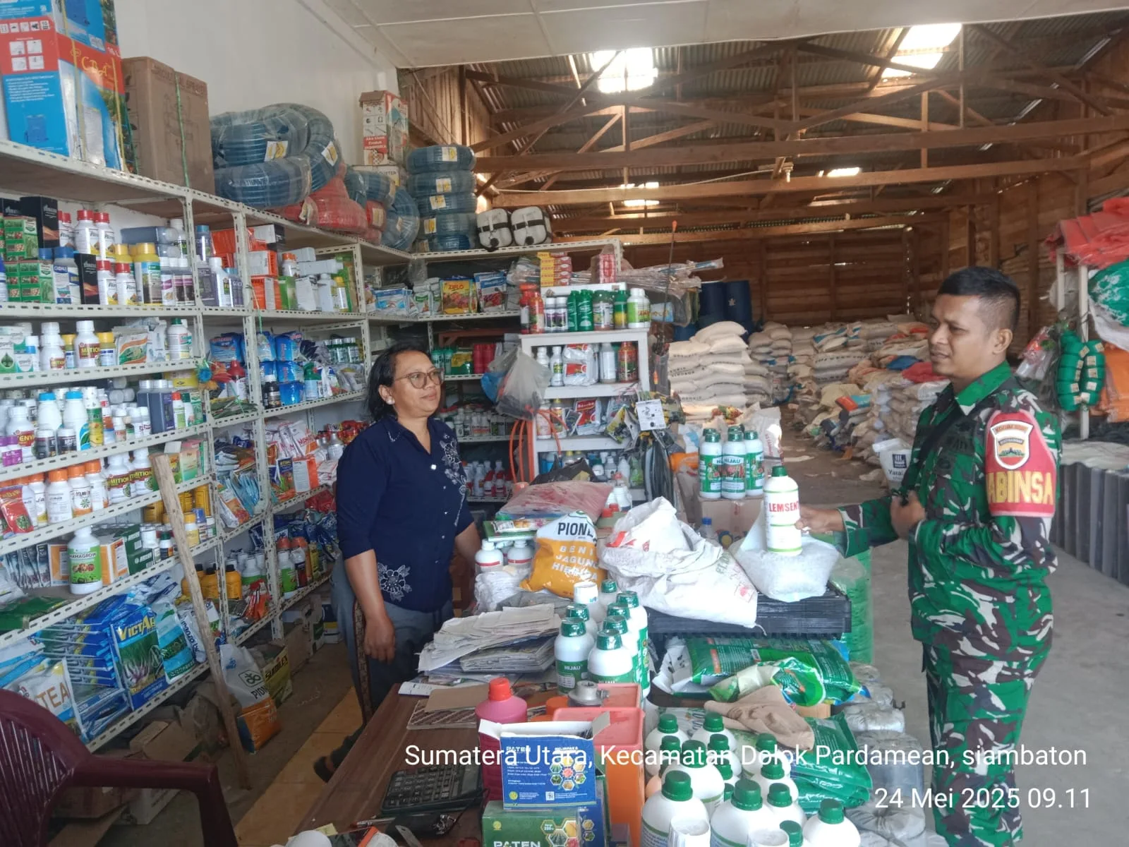 Babinsa Koramil 15/Dolok Pardamean Aktif Pantau Distribusi Pupuk Bersubsidi di Pariksabungan