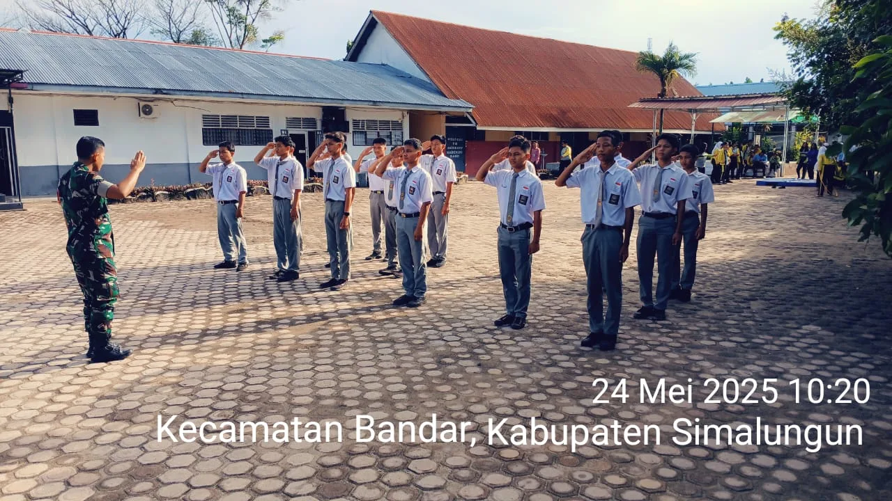 Tingkatkan Disiplin dan Kekompakan, Babinsa Koramil 06/Perdagangan Latih PBB di SMA N 1 Bandar