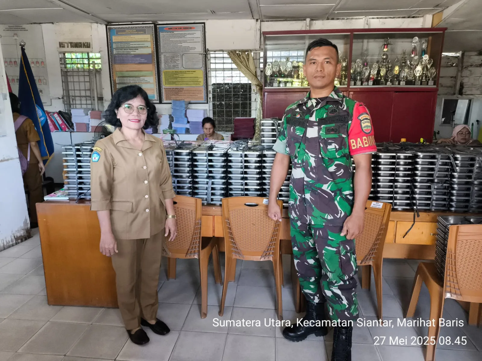 BABINSA KORAMIL 08/BANGUN DAMPINGI PROGRAM MAKAN BERGIZI GRATIS UNTUK 1.500 SISWA DI SIMALUNGUN