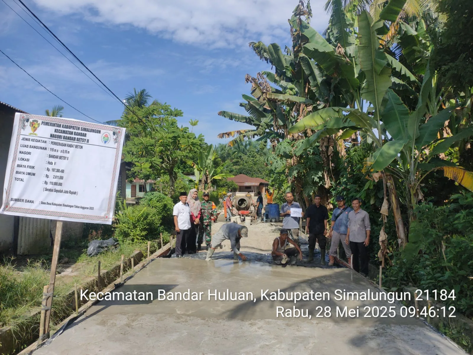 Wujud Sinergi TNI dan Warga, Babinsa Hadiri Monitoring Pembangunan Rabat Beton di Nagori Bandar Betsy II