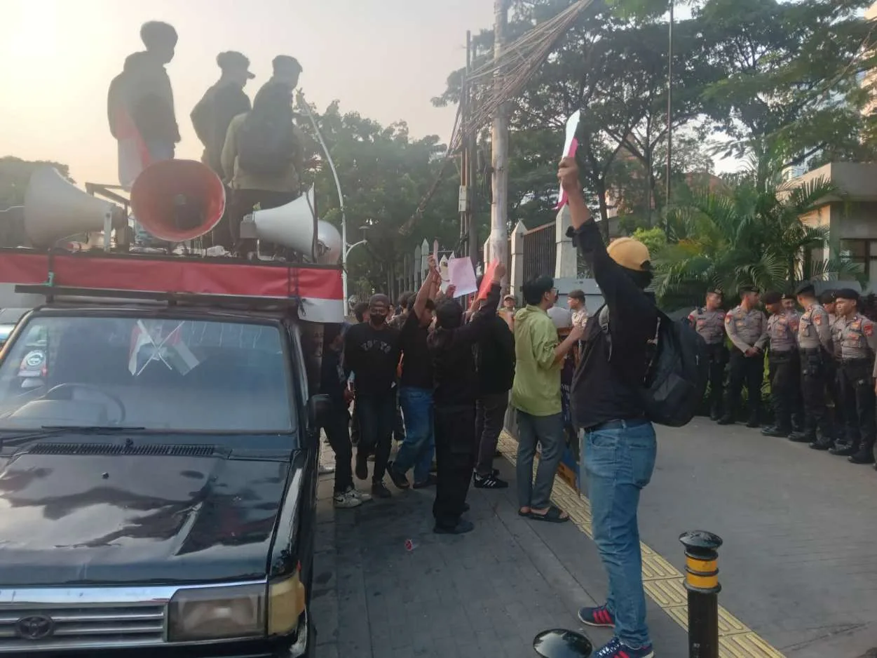 Kelapa Bulat Langkah Gedung Mentri Perdagangan Di Geruduk Mahasiswa.