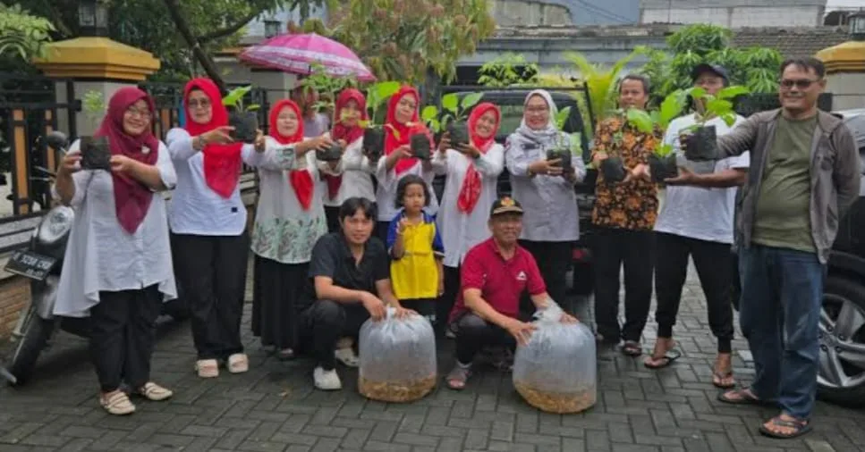 Ketua Komisi 3 Berikan Bibit Pohon Dan Ikan Dalam Menunjang Ekonomi Masyarakat Periuk