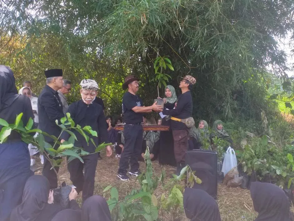 Ketua DPRD Ciamis Salut SMPN2 Panumbangan Menanam Pohon di Bantaran Sungai Citanduy