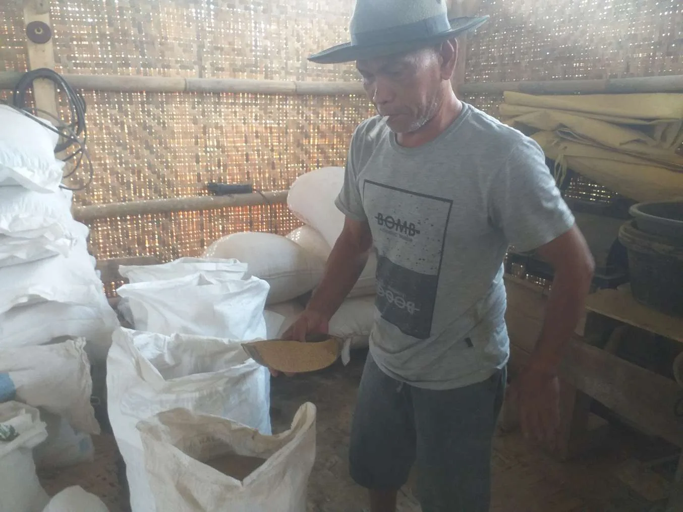 Aleh Pengusaha Mandiri Jaya Bikin Pelet Alternatif Pakan Ikan