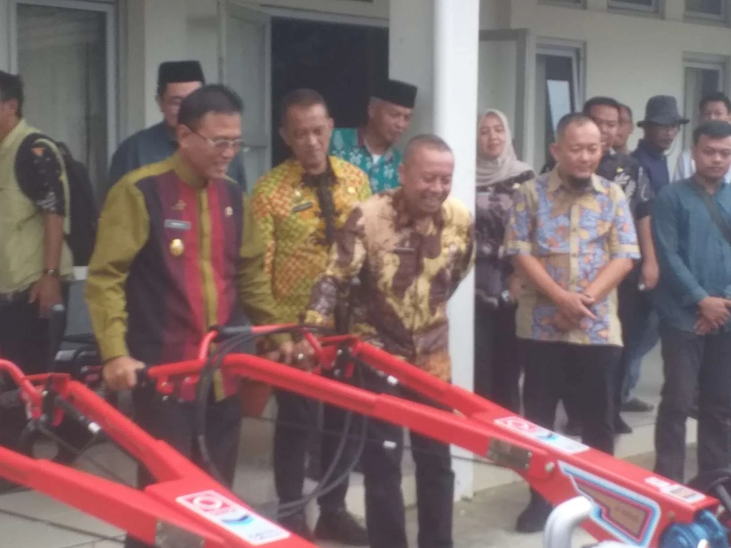 Bupati Ciamis Kembali Serahkan Alsintan Pertanian Ke Kelompok Tani
