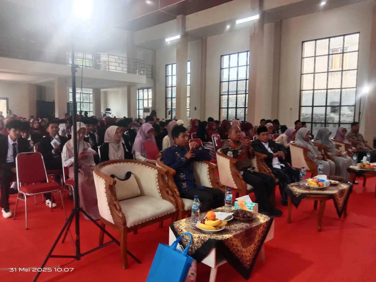 Gelar Khotaman Angkatan ke-7 SMA/SMK Insan Kamil Tartilla di GSG Kec. Legok 2024/2025 Berlangsung Khidmat dan Meriah