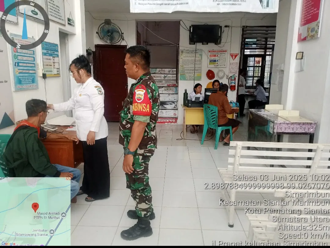 Peduli Kesehatan Warga, Babinsa Siantar Selatan Pantau Langsung Pengobatan di Puskesmas