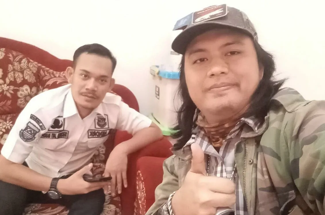 Kunjungan Awak Media Disambut Ramah Oleh Sekdes Jatimulya – Sepatan Timur di Kantornya