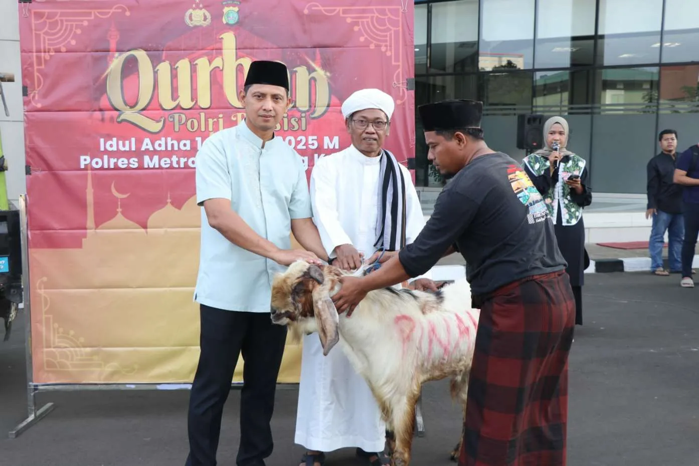 Idul Adha 2025, Masjid Al-Fatah Polres Metro Tangerang Kota Serahkan 25 Ekor Sapi dan 39 Kambing Kepada Masyarakat