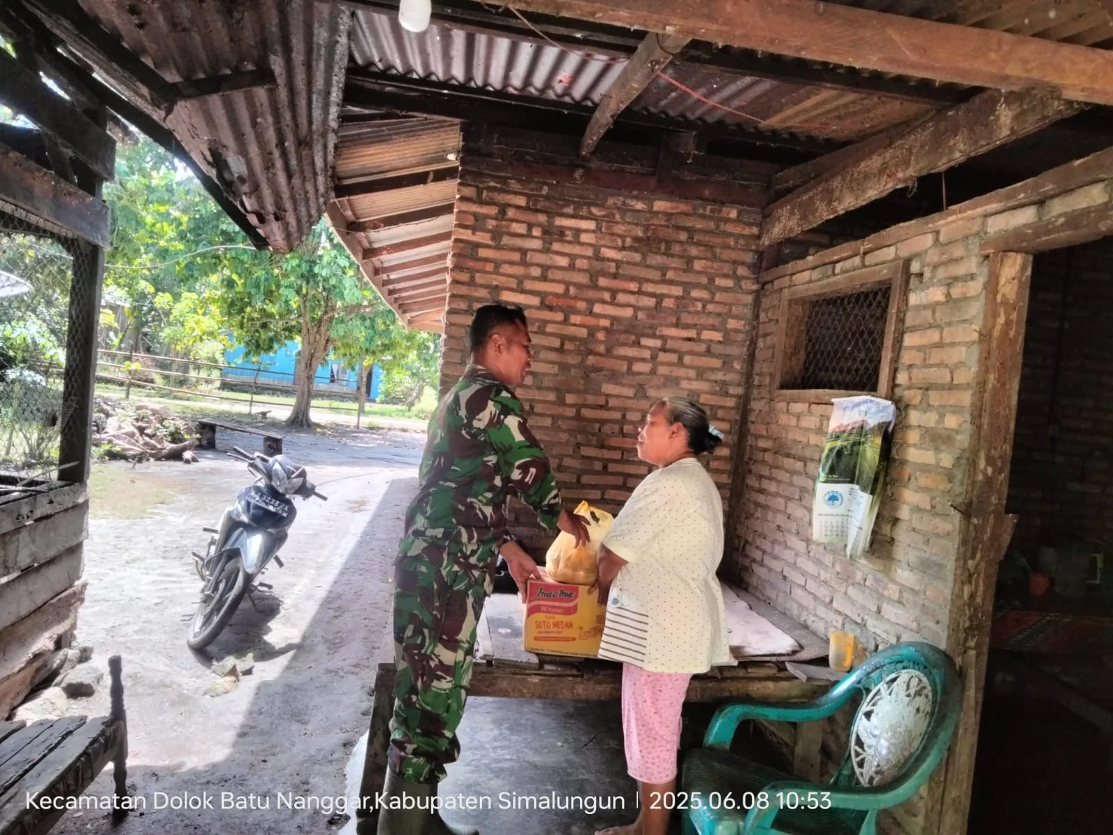 Babinsa Koramil 05/Serbelawan Berikan Tali Asih kepada Warga di Nagori Bandar Selamat