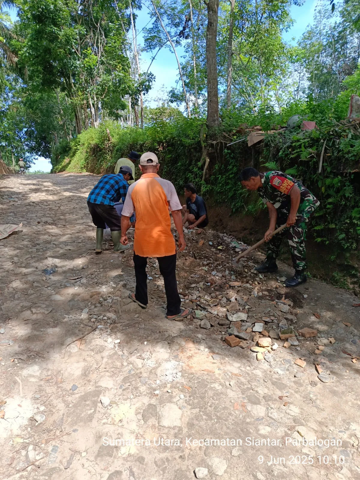 Babinsa Koramil 08/Bangun Gelar Komsos dan Ajak Perangkat Nagori Silau Manik Gotong Royong Perbaiki Jalan Rusak