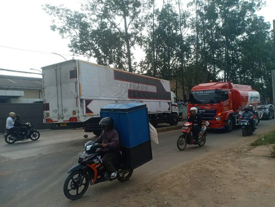 Mobil Ekspedisi Melawan Arah di Jalan Pembangunan III.