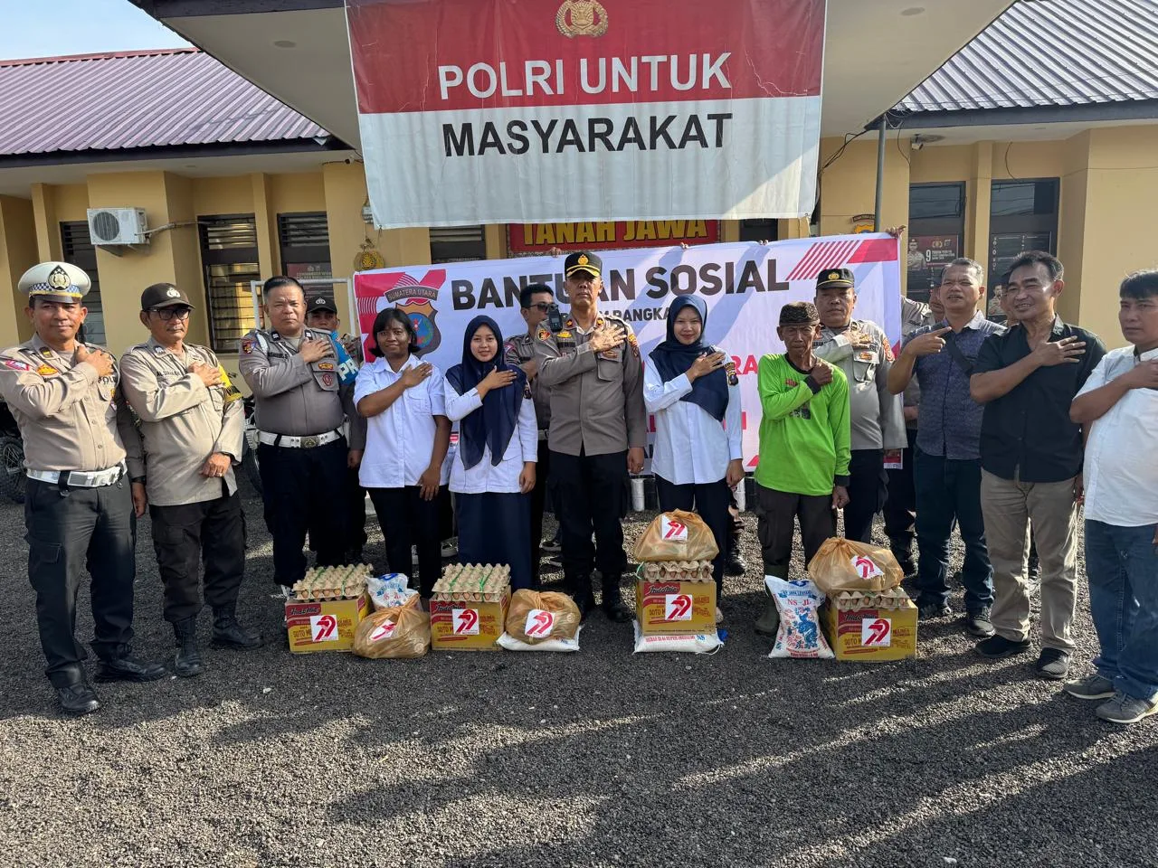 Polsek Tanah Jawa Gelar Bansos Sambut HUT Bhayangkara ke-79, Polri Untuk Masyarakat