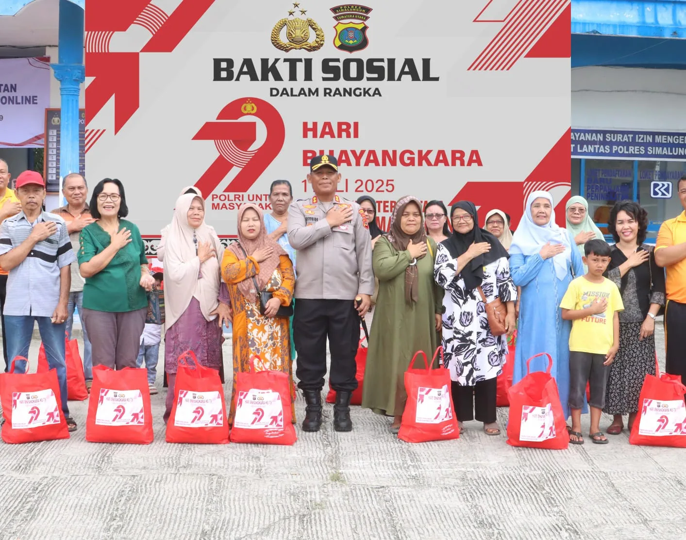 Polres Simalungun Bagikan 150 Paket Sembako Gratis Untuk Lansia Dan Masyarakat Sambut Hut Bhayangkara Ke-79