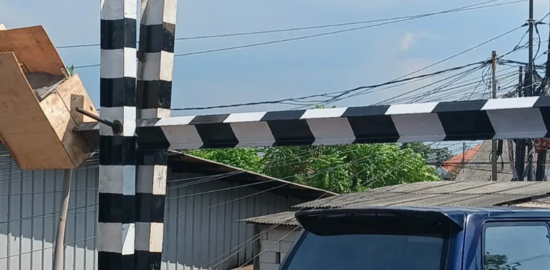 Miris Portal Pembatas Jalan Yang Baru Dipasang Hampir Roboh Karena Tidak Ada Petugas Yang Menjaga