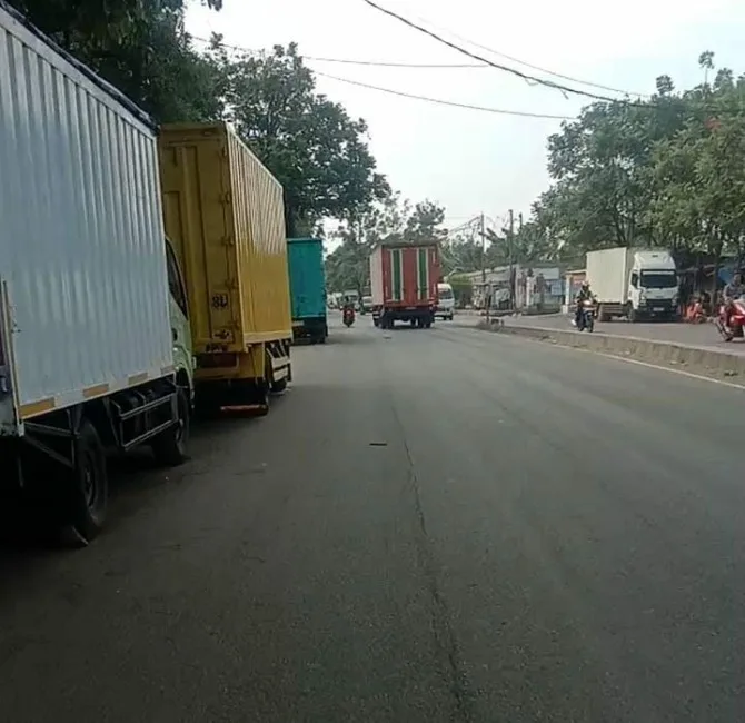 Langgar Parkir Dibahu Jalan. Aktivis Minta Stakeholder Tindak Tegas Tertibkan Sesuai Aturan Perda Dan Perwal