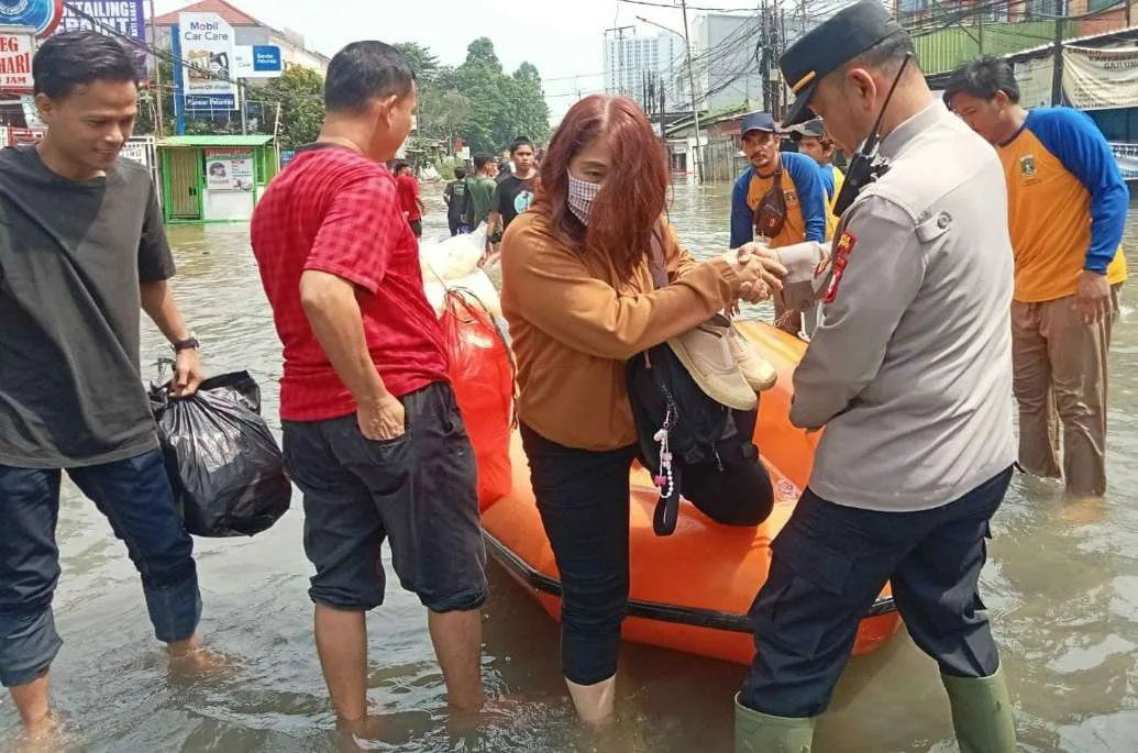 Peduli Sesama, Polsek Ciledug Sigap Evakuasi Warga Terdampak Banjir