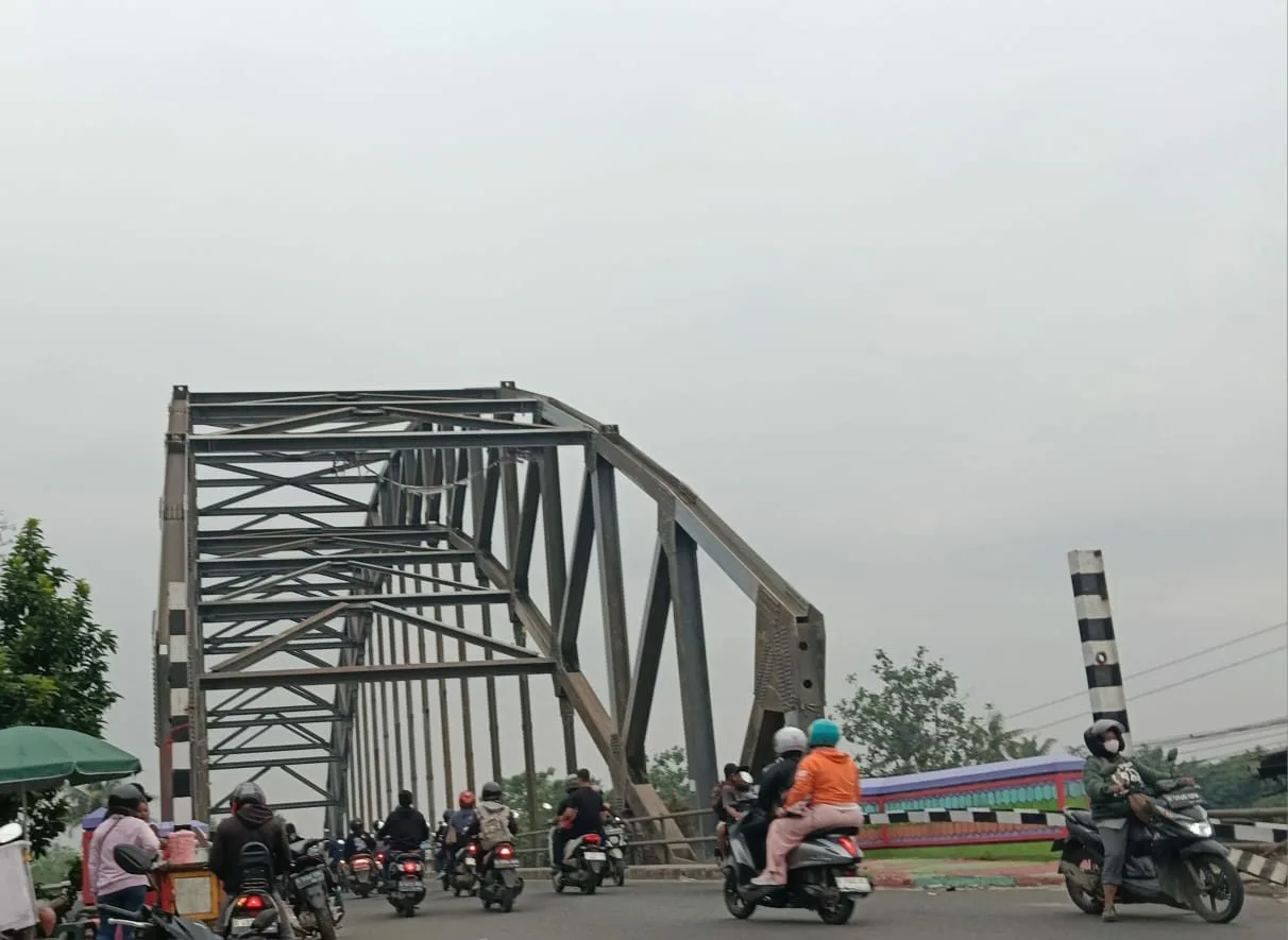 Pembatas Jembatan Kedaung Dihilangkan, Lalu Lintas Jalan Iskandar Muda Kacau Balau