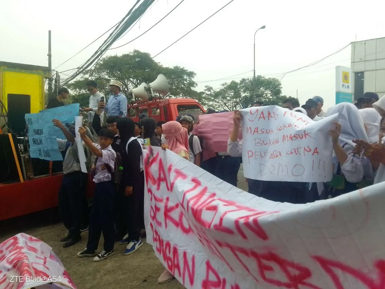 SMKN 2 Kabupaten Tangerang Digeruduk Ibu Ibu Warga Sepatan Dengan Teriakan dan Histeris