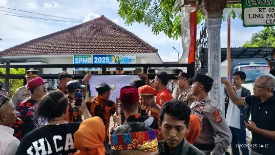 Ratusan Masa SAPMA  PP Gembok & Segel Kantor KCD XIII