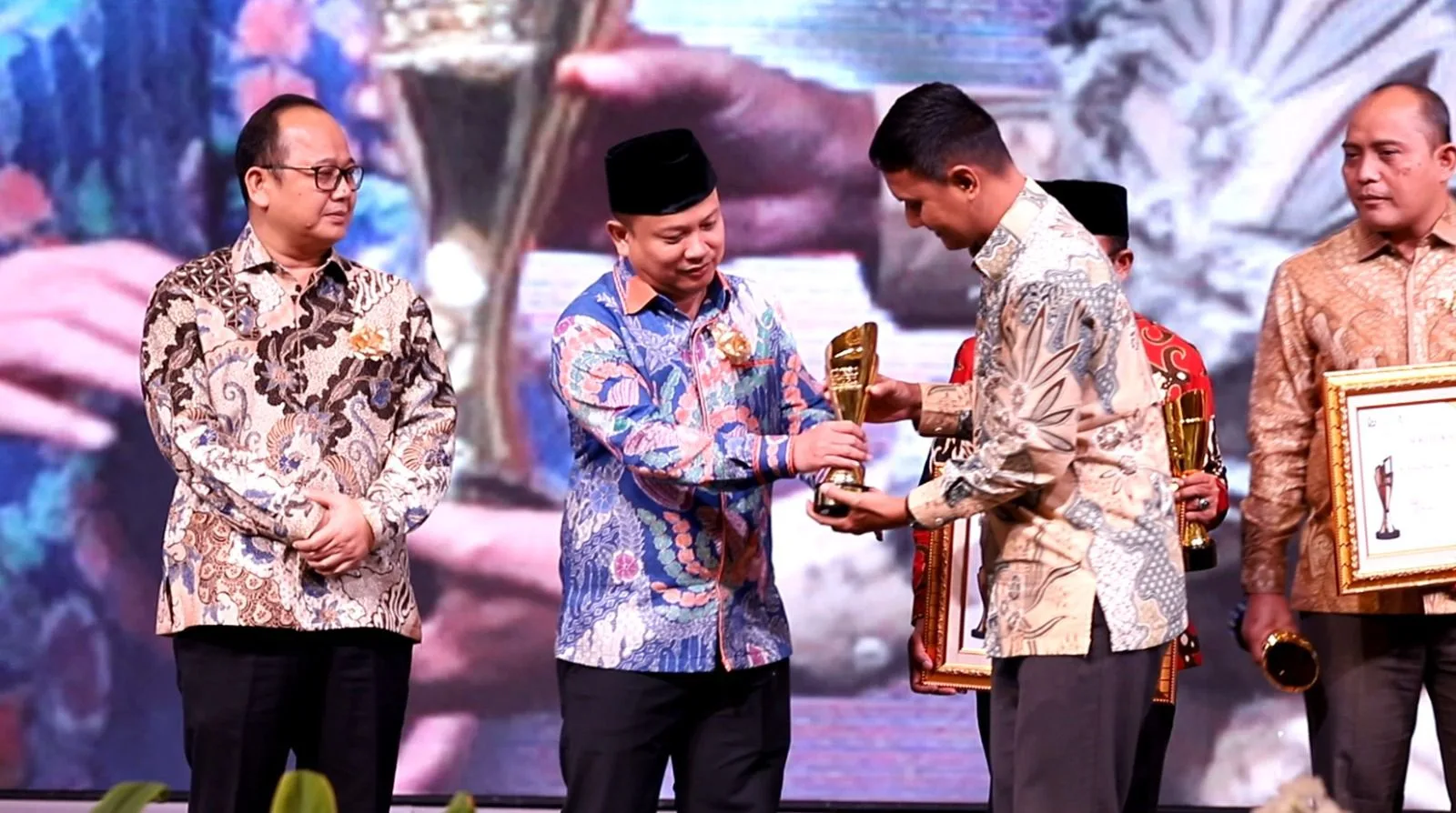 Turidi dinobatkan sebagai Legislatif Terbaik dalam Bidang Komunikasi dan Keterbukaan Informasi Publik