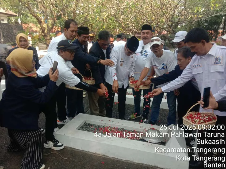 Hari Ulang Tahun (Lembaga Pemberdayaan Masyarakat) LPM yang Ke 25 Kerja Bakti Dan Tabur Bunga TMT Taruna Kota Tangerang