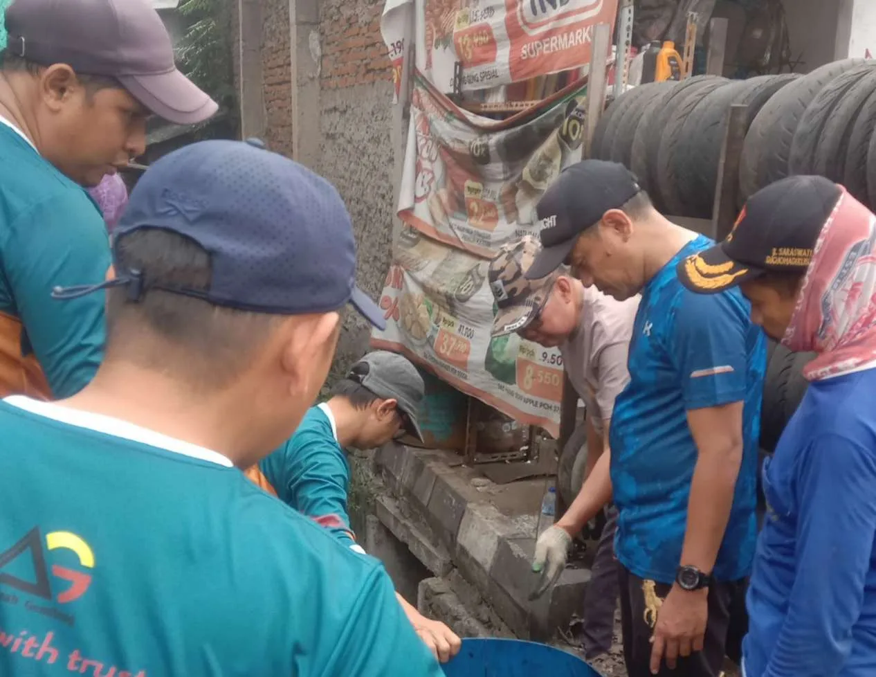 Hari Pertama Camat Sepatan, Turun Langsung Bersihkan Sampah di Got Bersama Warga