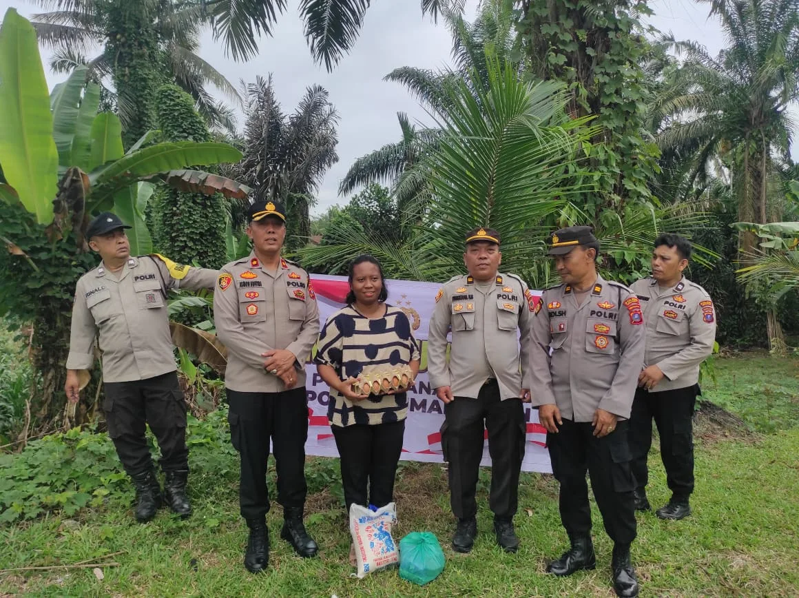 Polsek Tanah Jawa Wujudkan Polri Dekat dengan Rakyat, Gelar Minggu Kasih dan Salurkan Bantuan Sembako kepada Masyarakat Kurang Mampu