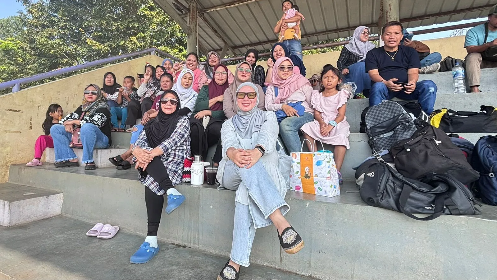 Riuk riuk teriakan mami Adhyaksa Farmel di Stadion Mendukung putra berjuang di Lapangan