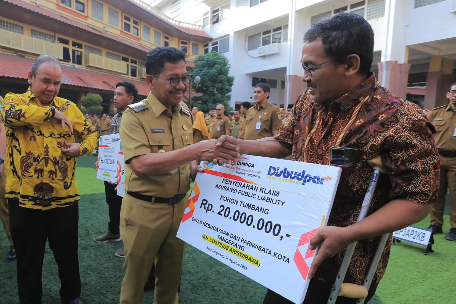 Sachrudin Serahkan Klaim Asuransi Pohon Tumbang Senilai Rp237,6 Juta Ke-tiga Korban Secara Simbolis