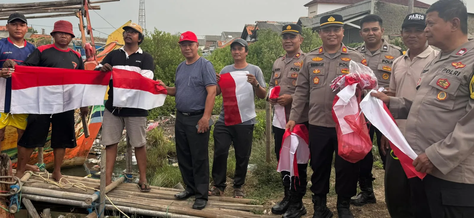 Bersama Aparatur Desa, Polsek Pakuhaji Bagikan Ratusan Bendera Merah Putih ke Nelayan