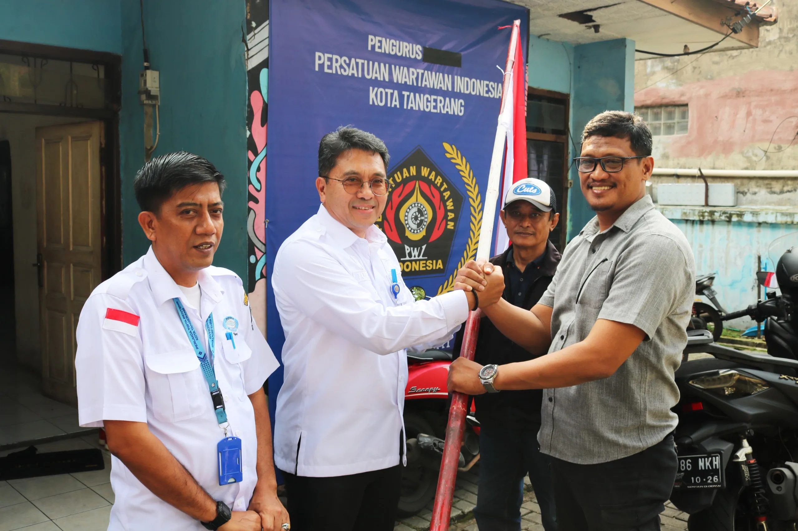 Bagi-bagi Bendera, Direksi dan Pegawai Perumda Tirta Benteng Road Show ke Organisasi Jurnalis