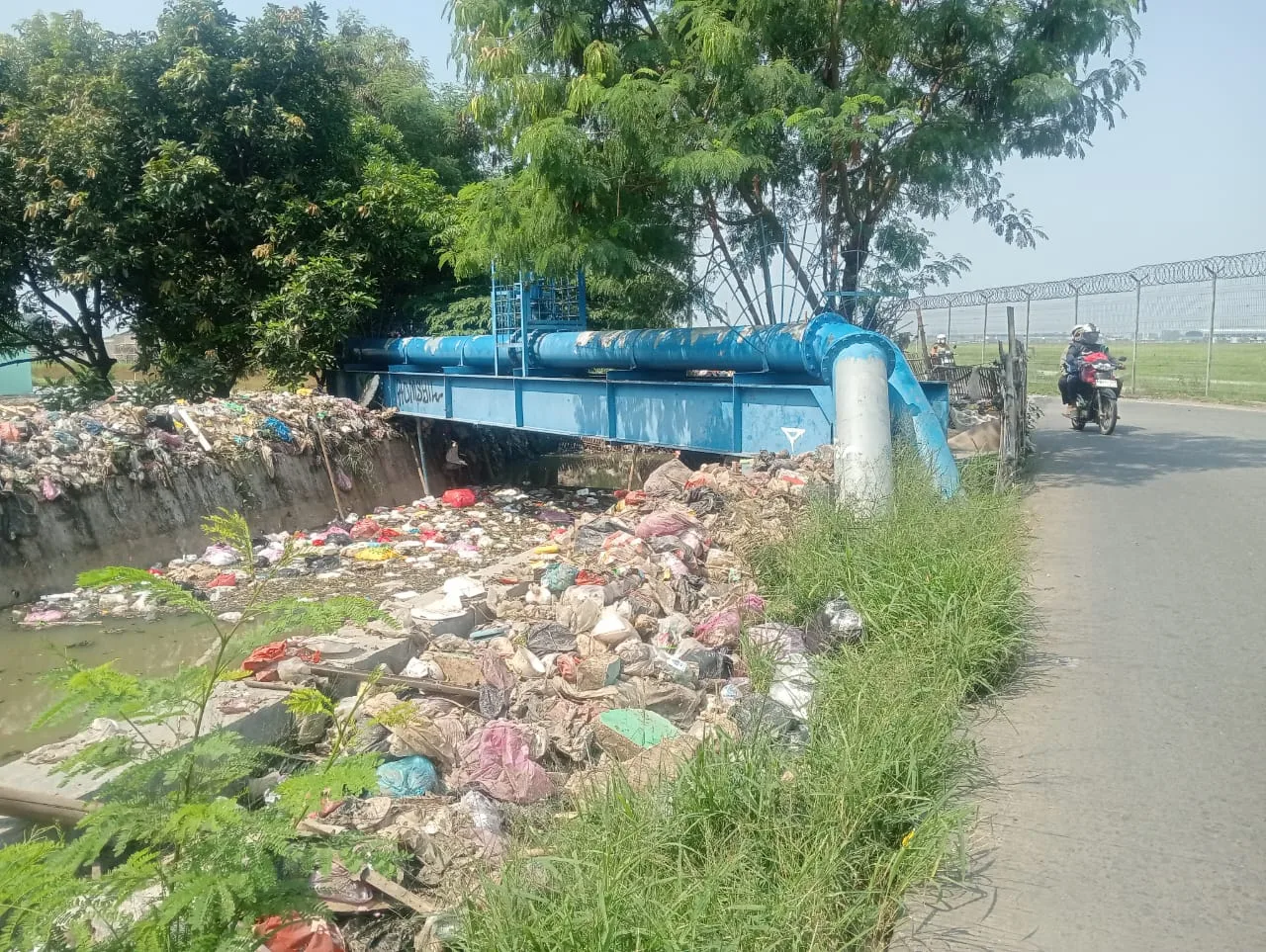 Sampah Menumpuk di kali Jalan bojong renged Warga Keluhkan Bau dan Pemandangan Kumuh dekat kawasan bandara Soekarno-Hatta