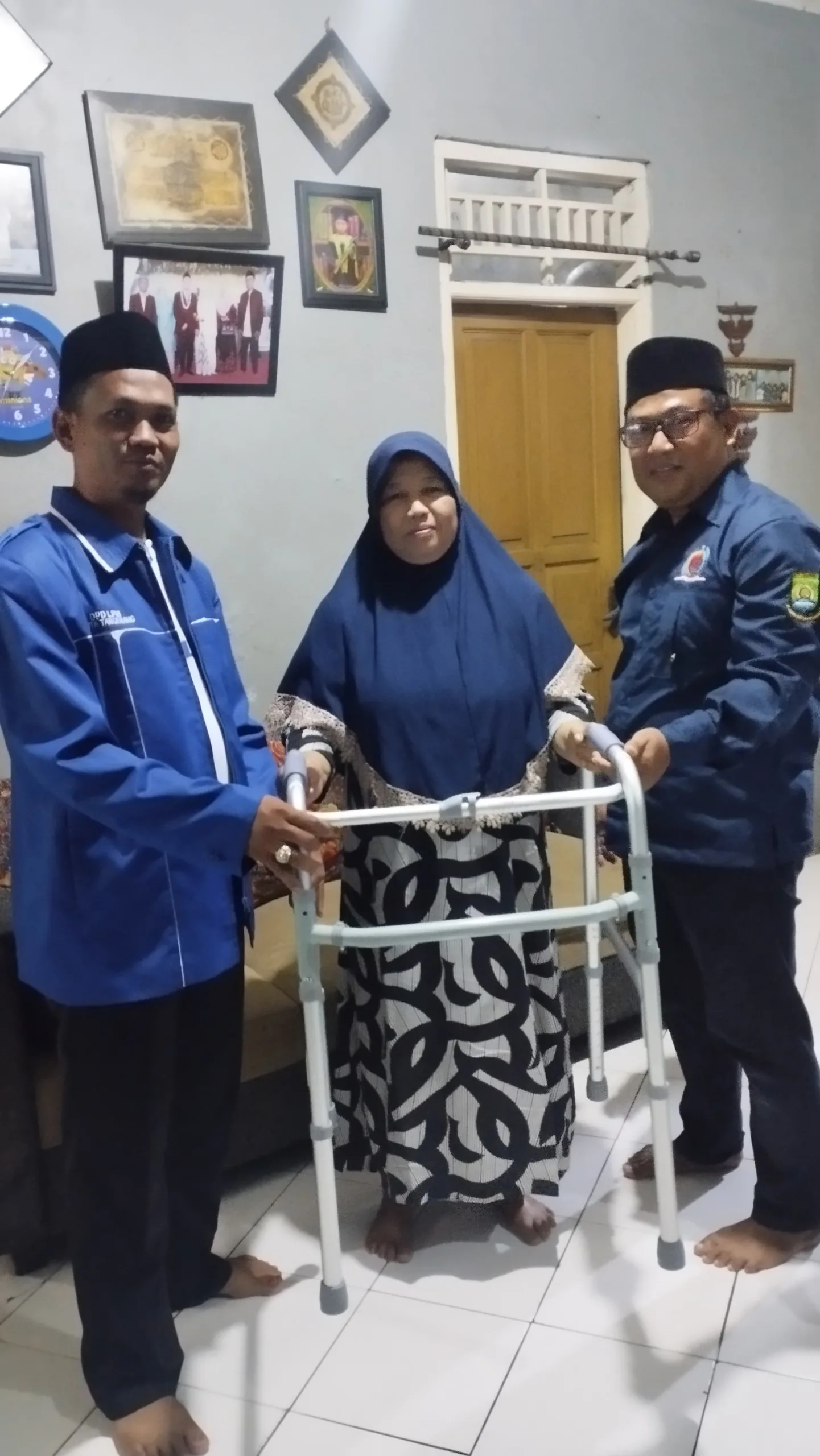 DPC LPM Kecamatan Batuceper Menyalurkan Alat Bantu Jalan Kepada Warga Kelurahan Porisjaya