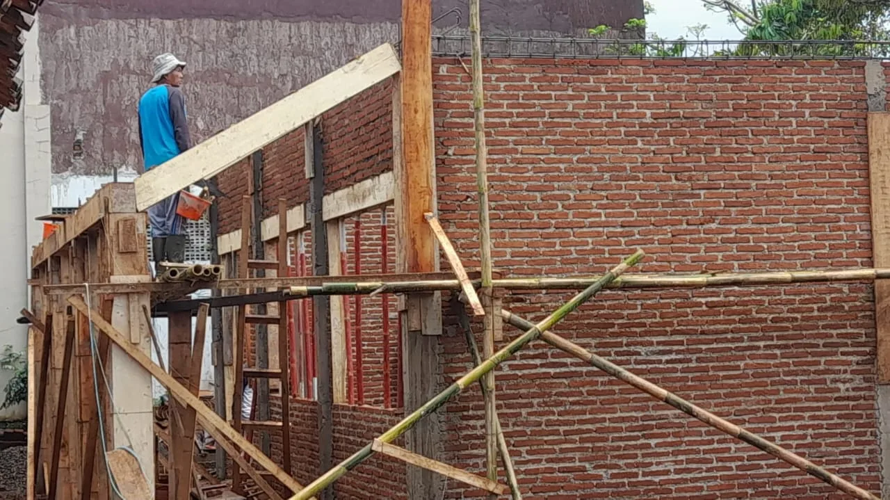 Pembangunan SDN 1 Buniseuri Diduga Abaikan Keselamatan Kerja