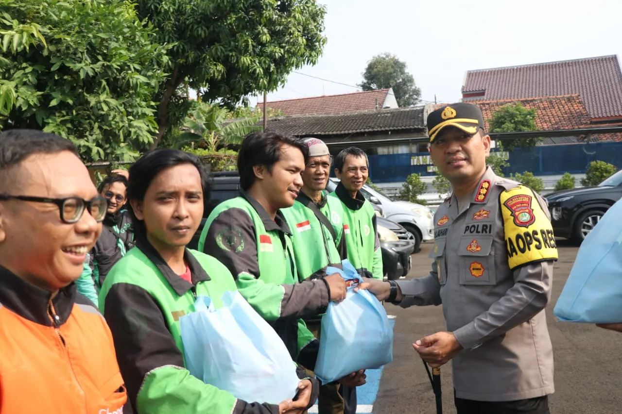Polres Metro Tangerang Kota Gelar “Jumat Peduli” Bakti Sosial untuk Komunitas Ojol