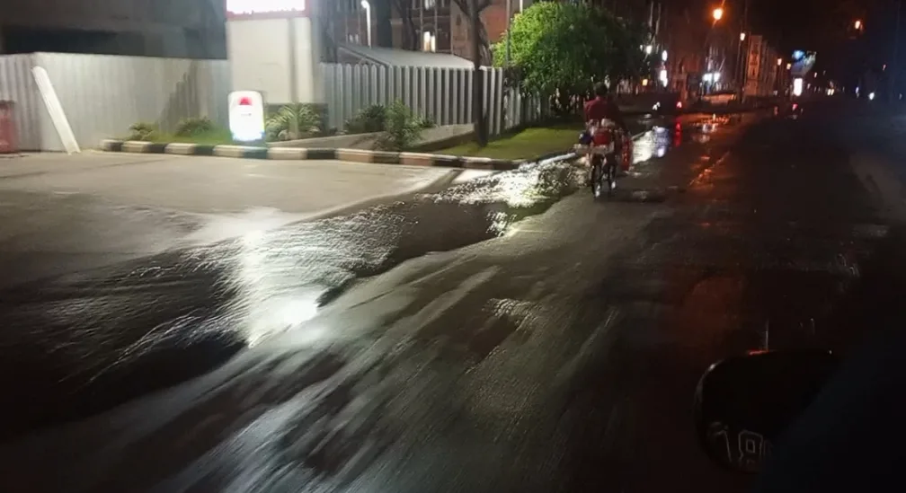 Diduga Pipa PDAM TKR Bocor, Mengakibatkan Banjir hingga 100 meter