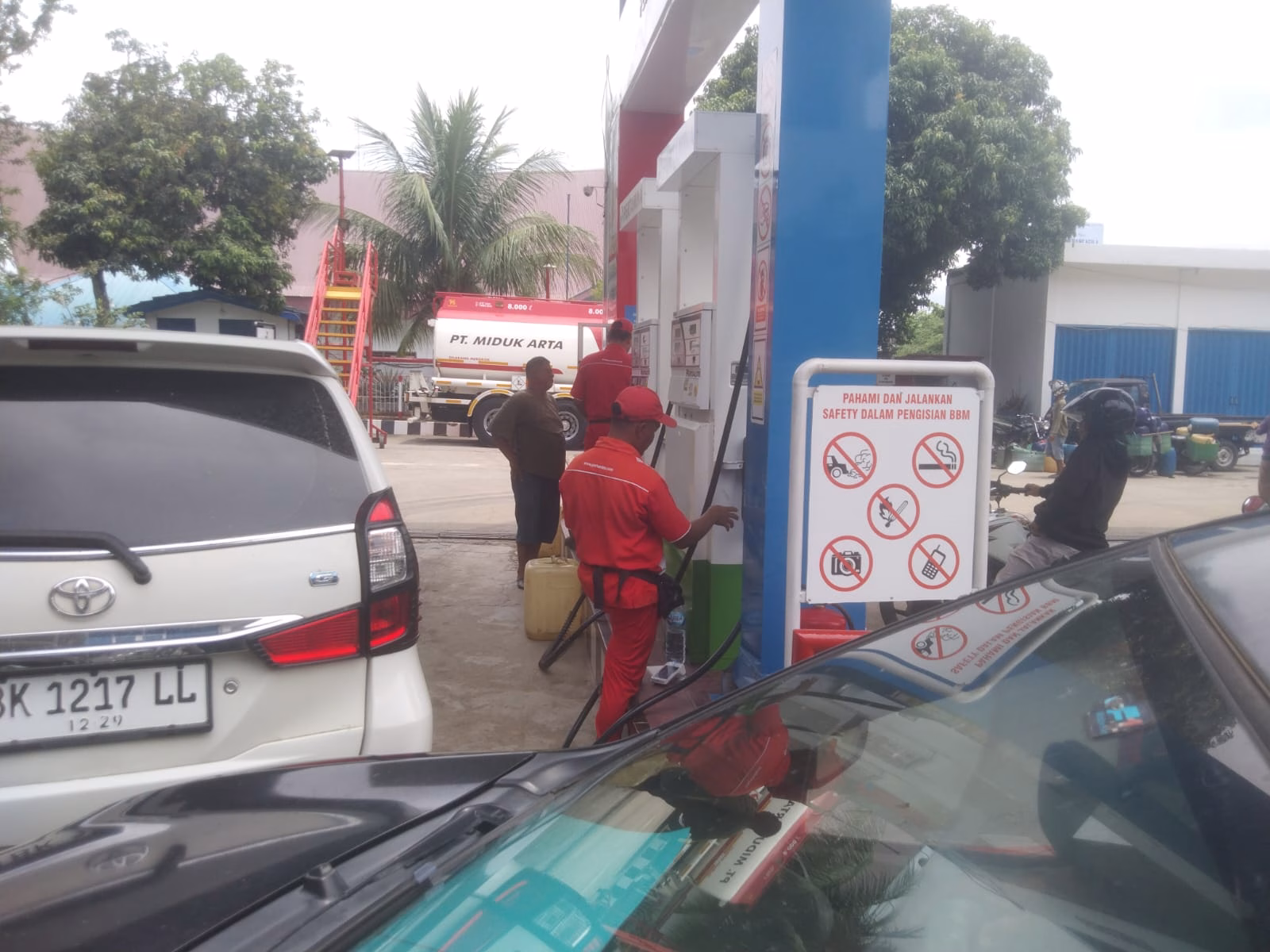 Penolakan Wartawan untuk Merekam Kegiatan Pengisian BBM di SPBU 14211212 DiKabupaten Simalungun