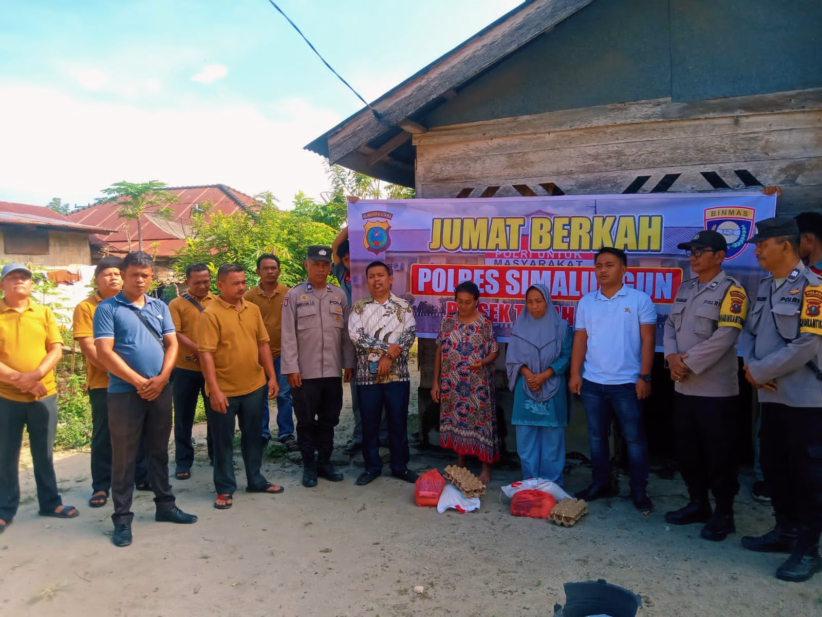 “Polri Peduli, Rakyat Bahagia: Polsek Tanah Jawa Gelar Jumat Berkah di Huta II Ujung Ban”