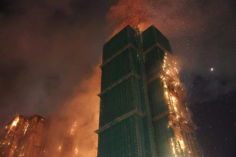 Kompleks apartemen di Hong Kong terbakar Puluhan Orang Meninggal