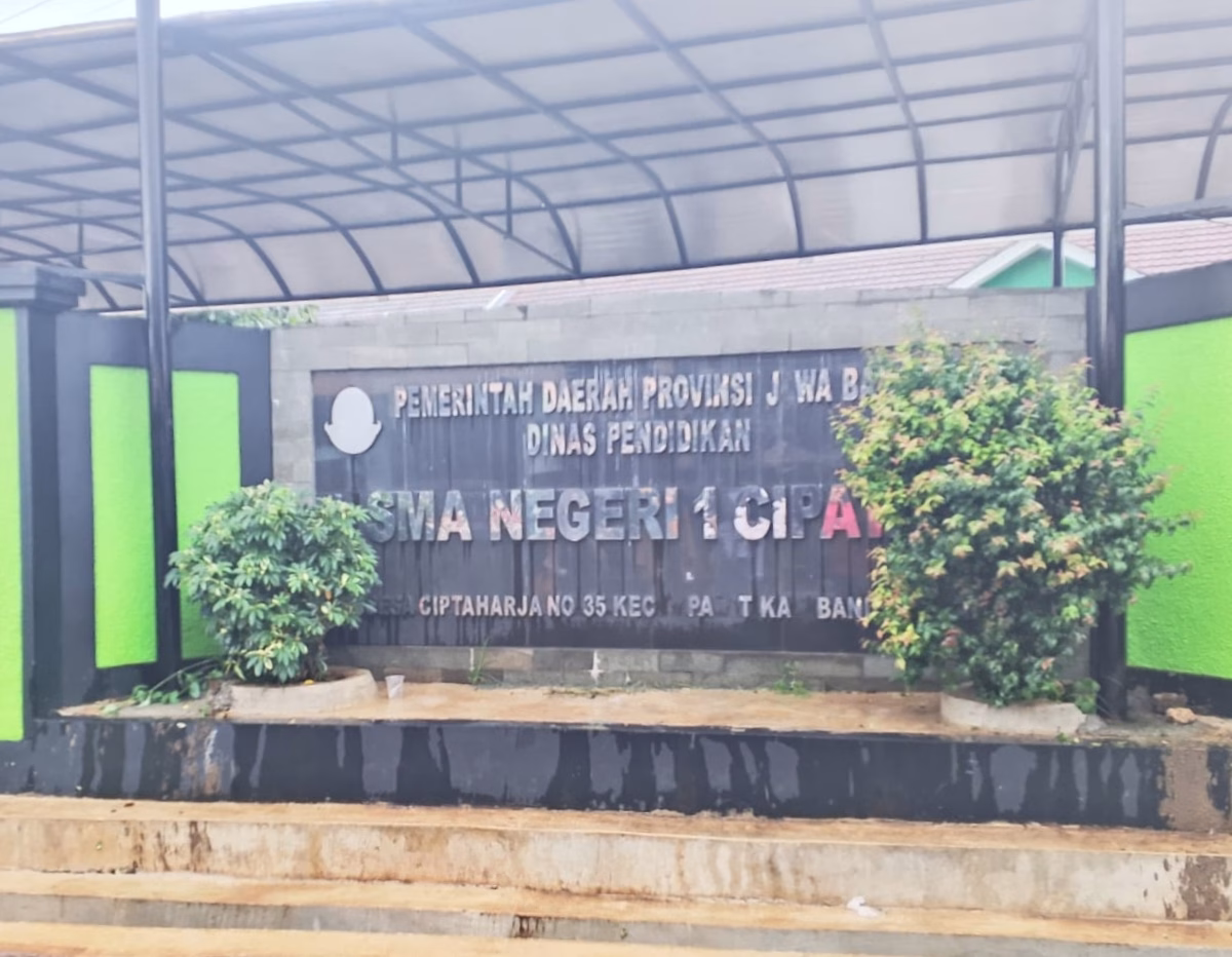 SMAN 1 Cipatat Diduga Masih Menjual Seragam Sekolah : Surat Edaran Kadisdik Jabar Hanya Fiksi.