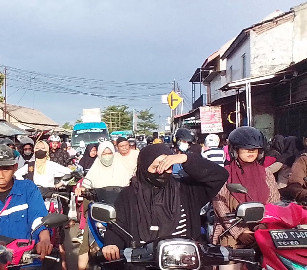 Kemacetan Parah di Jalan Raya Sepatan–Tanah Merah, Warga Desak Pelebaran Jalan