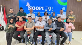 Sesi foto bersama para insan pers bersama kepala cabang BPJS Depok, Livendri Irvarizal, (dok. Poskota.net/foto, Yopi)