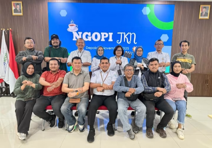 Sesi foto bersama para insan pers bersama kepala cabang BPJS Depok, Livendri Irvarizal, (dok. Poskota.net/foto, Yopi)