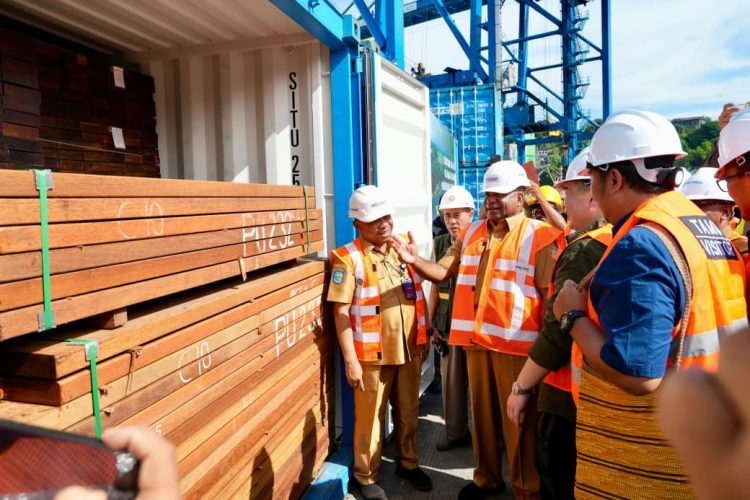 Gubernur Fakhiri Lepas Ekspor Kayu ke China