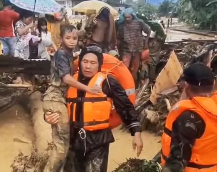Koramil 01/BT Bantu Evakuasi Warga Terdampak Banjir di Batangtoru Tapanuli Selatan
