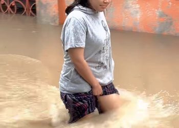 Hujan turun Pagi – Sore Genangan Air menimpa Sekitar Medan Marindal diatas Paha Dewasa