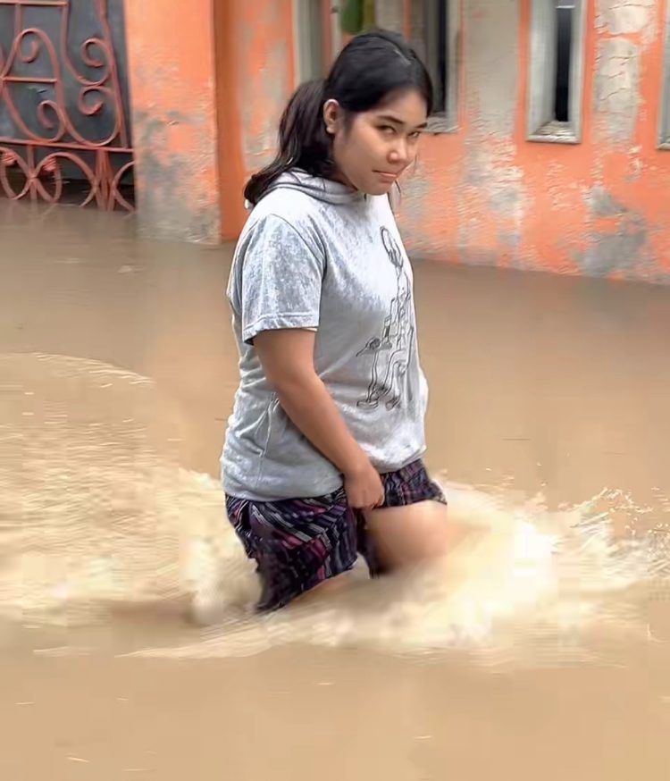 Hujan turun Pagi – Sore Genangan Air menimpa Sekitar Medan Marindal diatas Paha Dewasa